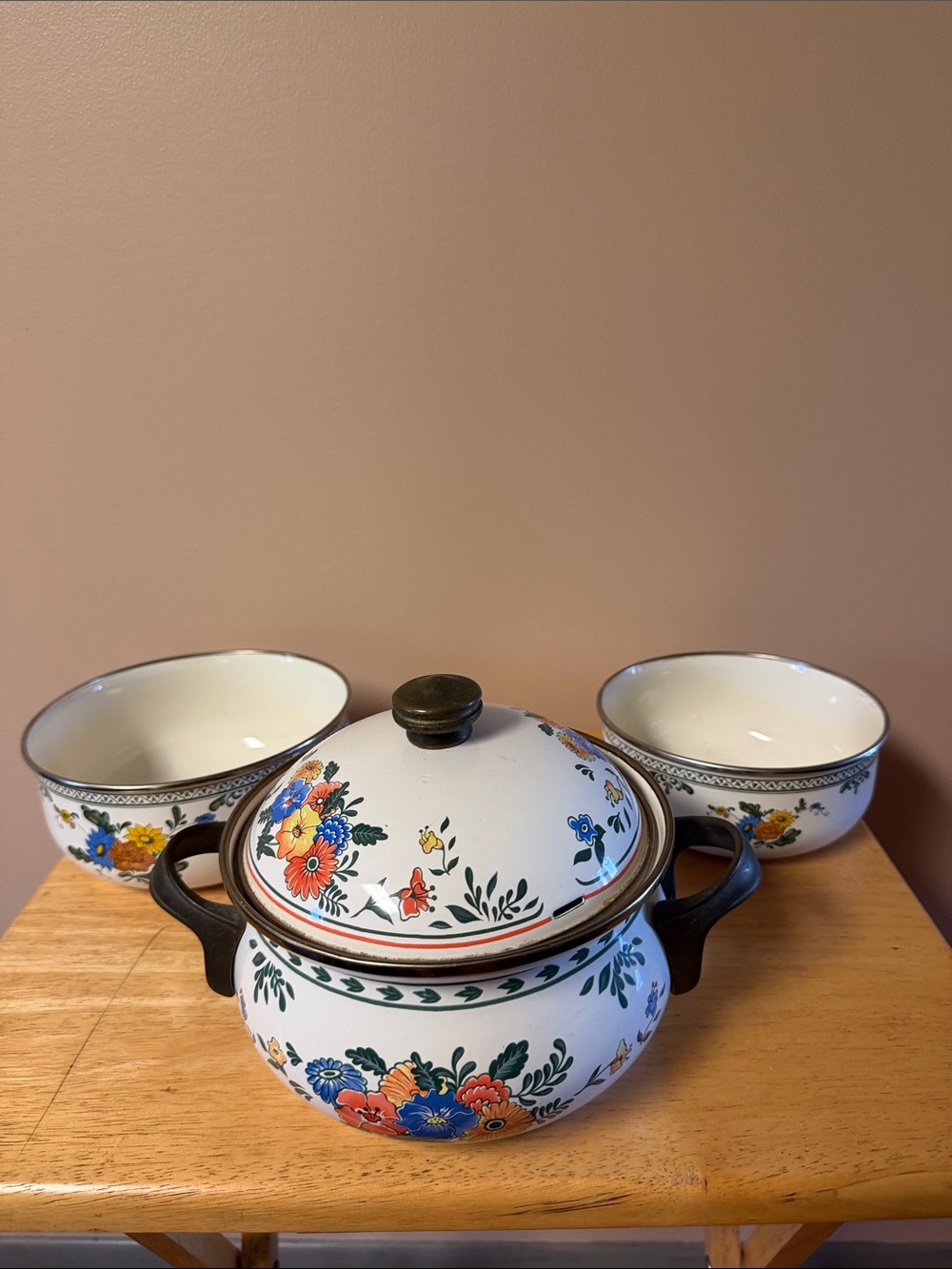 Decorative Floral Enamel Casserole Pot with Matching Bowls - Cream
